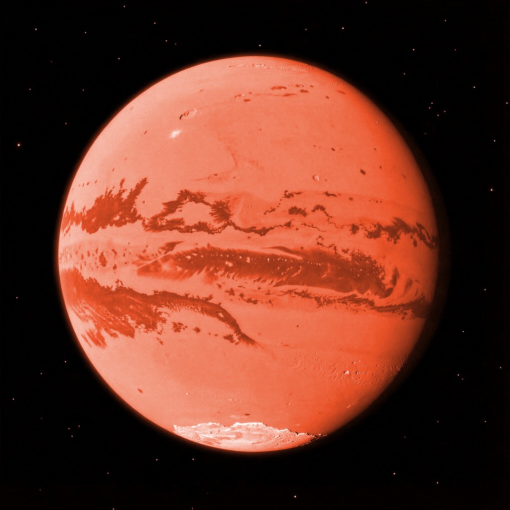 Mars na tle czarnej przestrzeni, z jasnym sierpem światła słonecznego wzdłuż krawędzi.